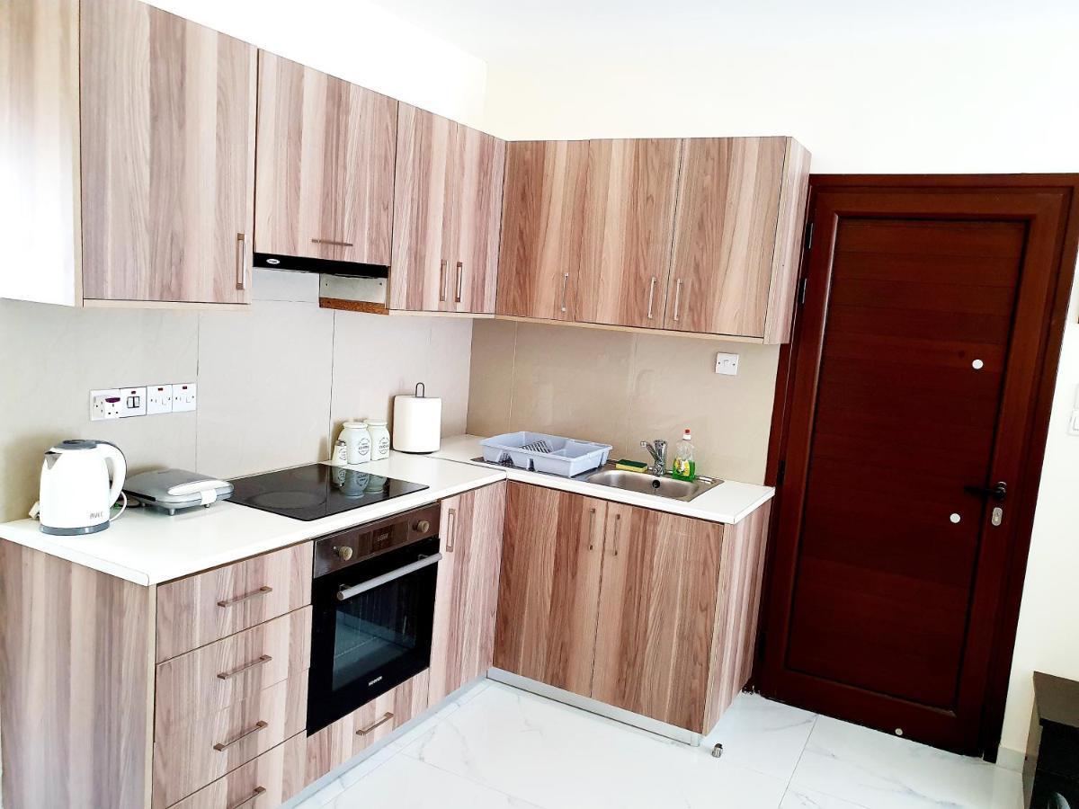 2 Bedroom Cozy Apartment Near Tourist Area, 200M From Sea Paphos ภายนอก รูปภาพ