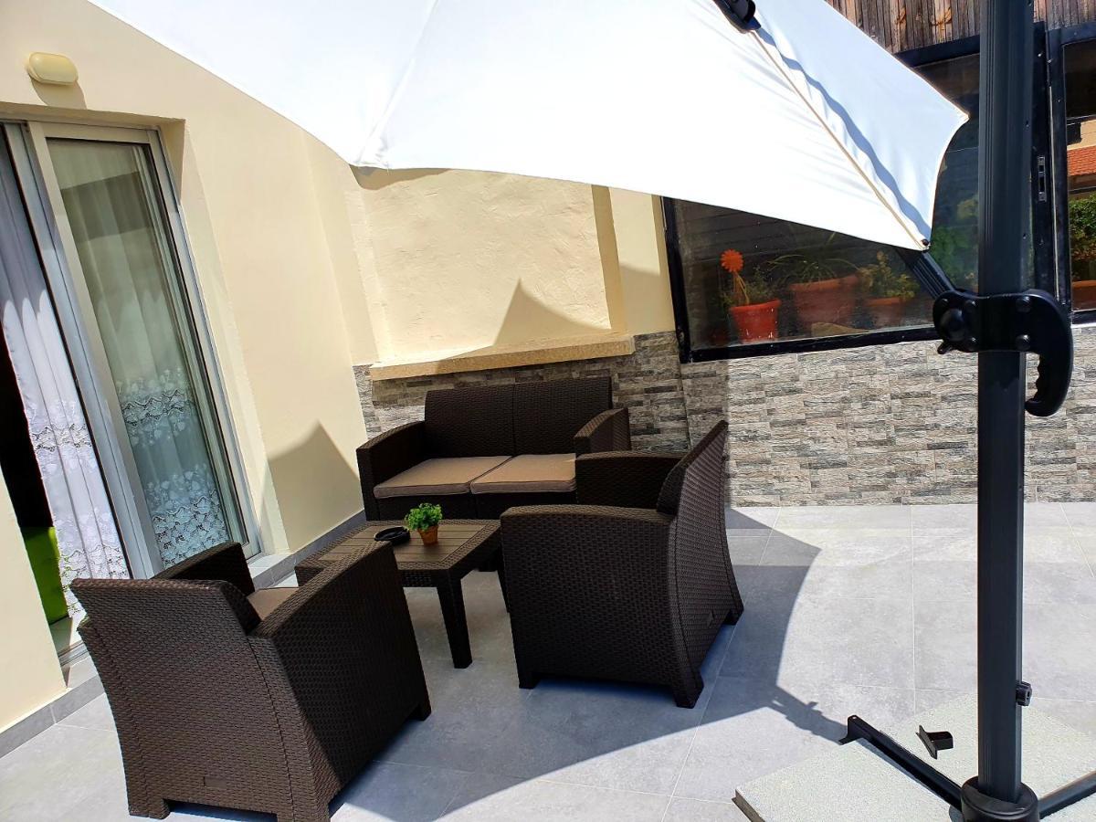 2 Bedroom Cozy Apartment Near Tourist Area, 200M From Sea Paphos ภายนอก รูปภาพ