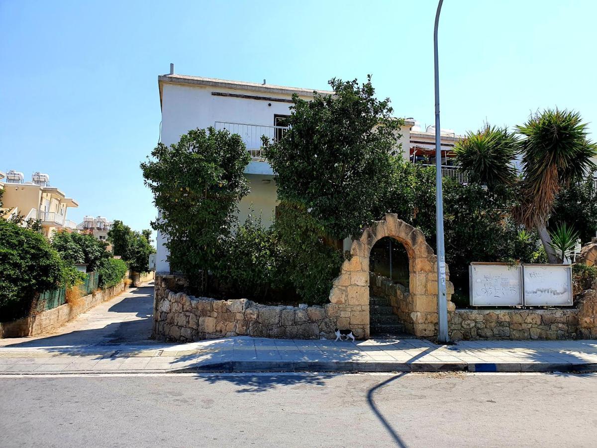 2 Bedroom Cozy Apartment Near Tourist Area, 200M From Sea Paphos ภายนอก รูปภาพ